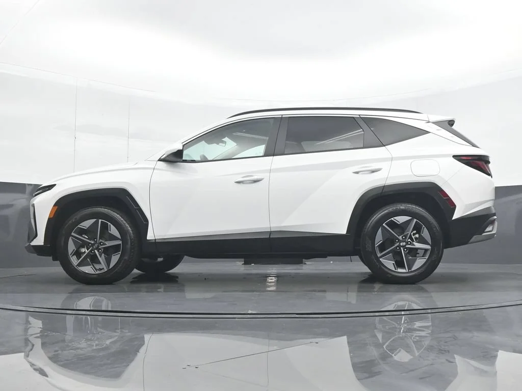 Used 2025 White Hyundai SEL image 30