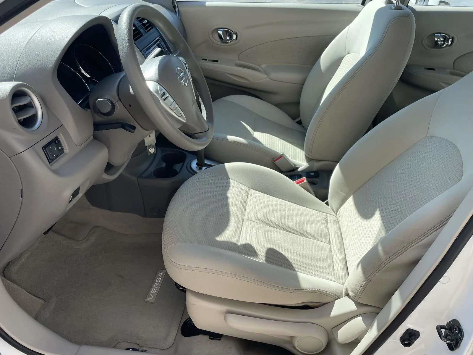 Used 2015 White Nissan 4dr Sdn CVT 1.6 SV image 16
