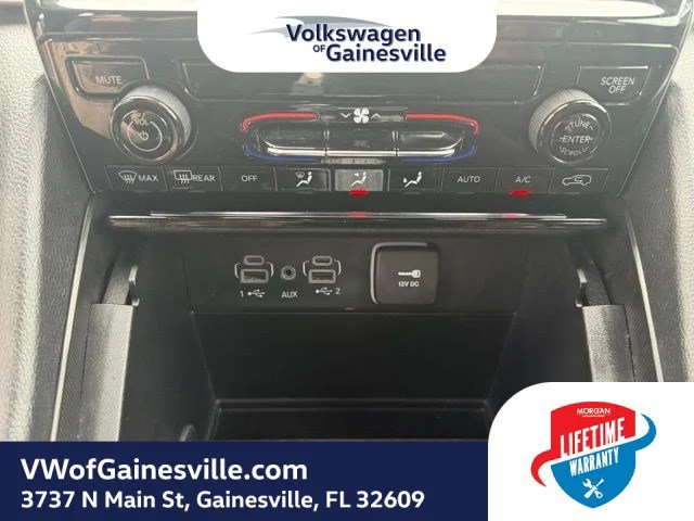 Used 2023 Diamond Black Crystal Pearlcoat Jeep Laredo image 28