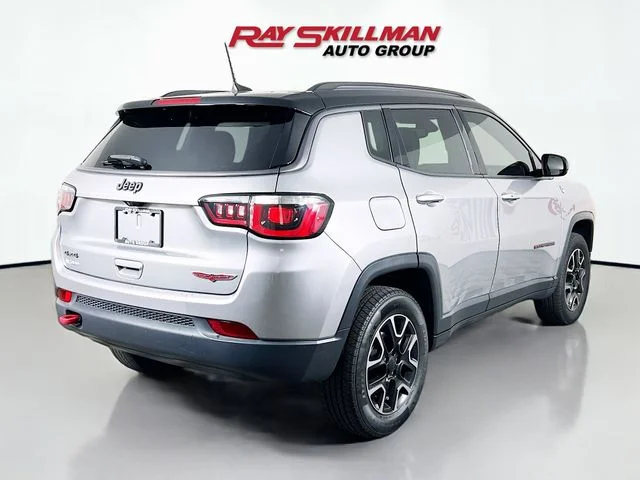 Used 2019 Silver Jeep Trailhawk image 7