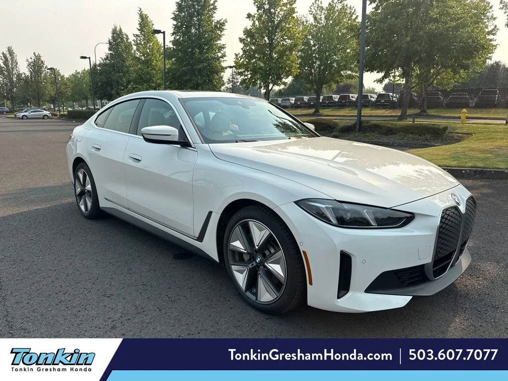 Used 2025 Alpine White BMW xDrive40 image 1