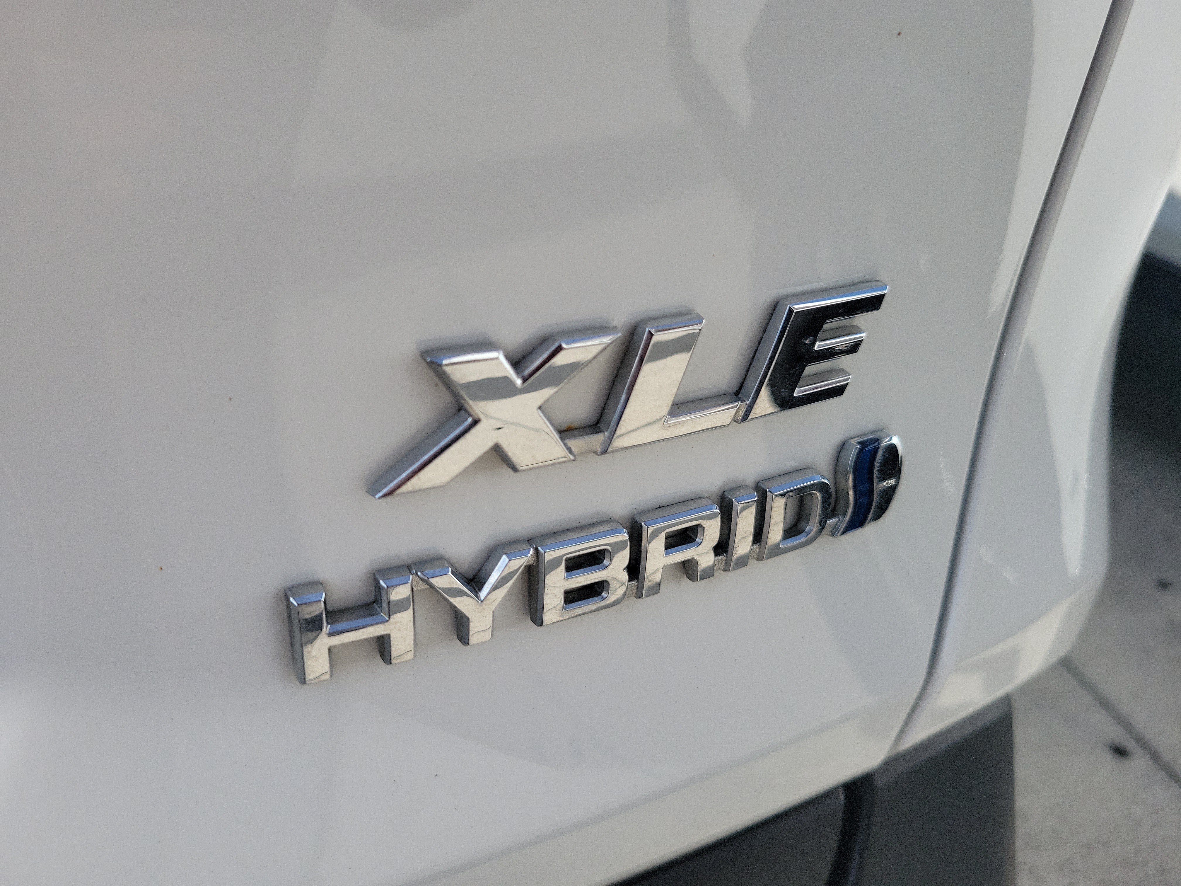 Used 2024 Ice Toyota Hybrid XLE image 8