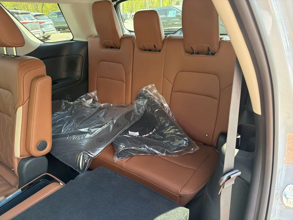 New 2026 Boulder Gray Pearl / Super Black Two-tone Nissan Platinum image 22