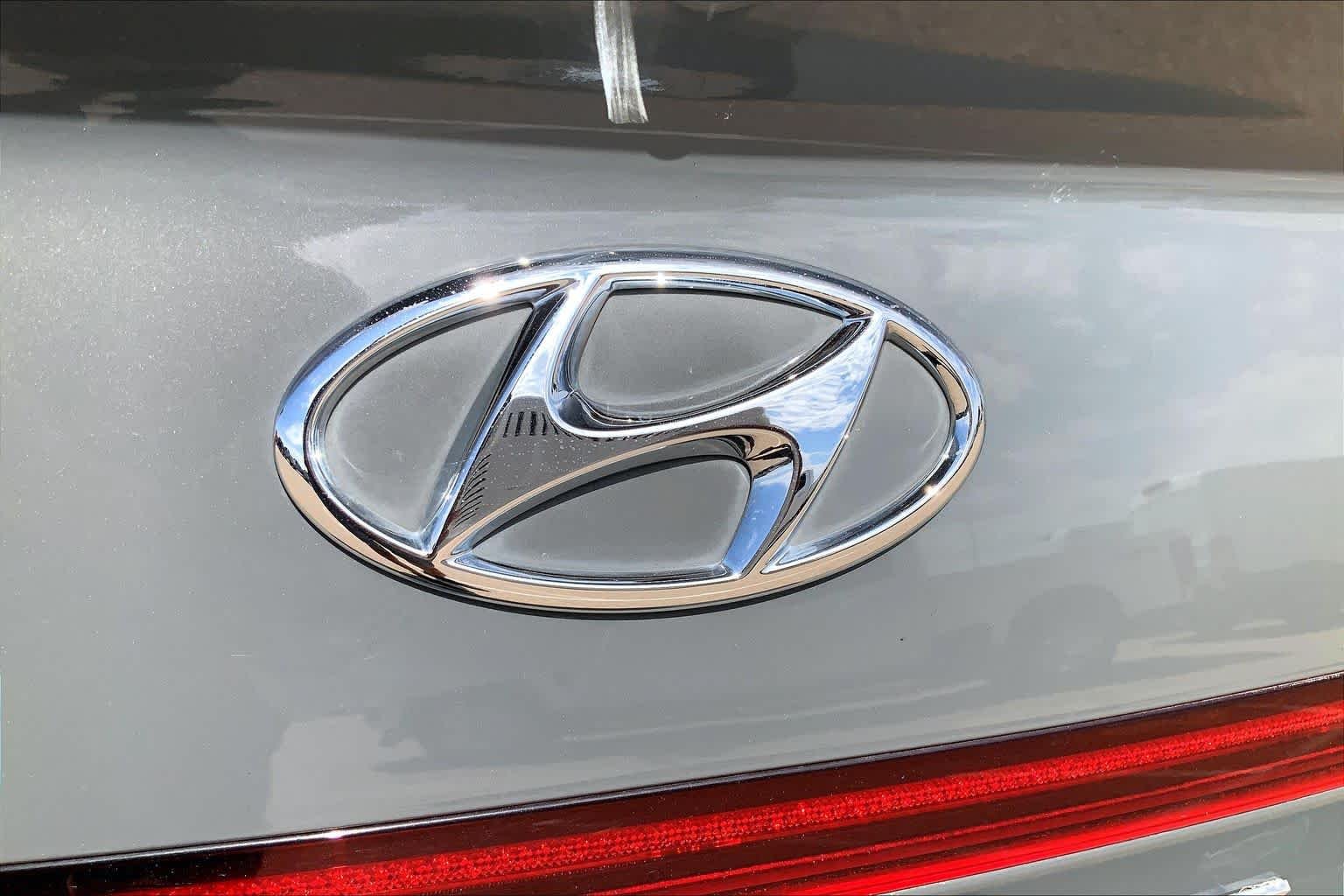 Used 2020 Hampton Gray Hyundai SEL image 31