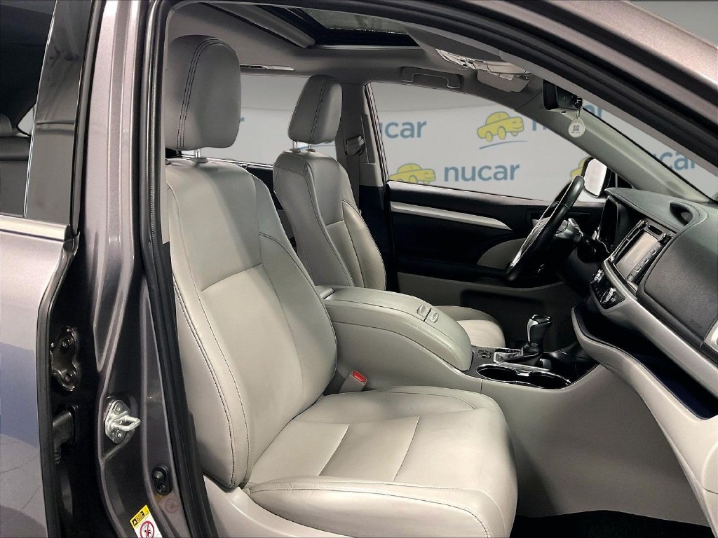 Used 2019 Gray Toyota XLE image 11