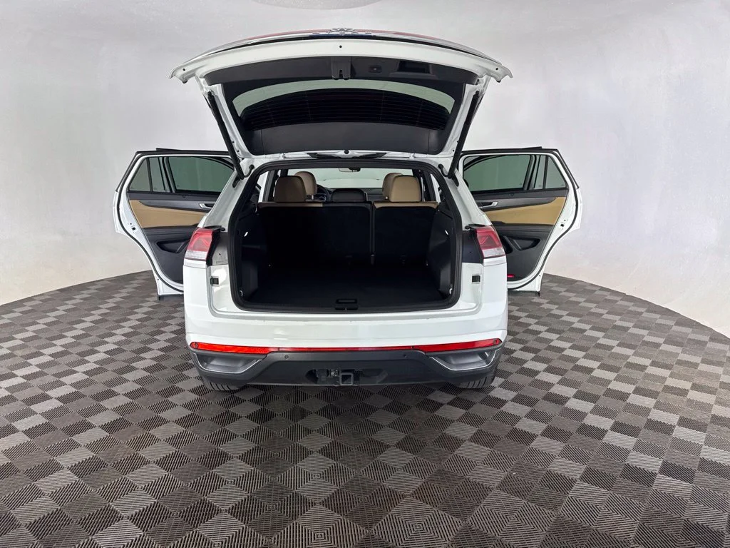 Used 2025  Volkswagen 2.0T SE w/Technology image 17