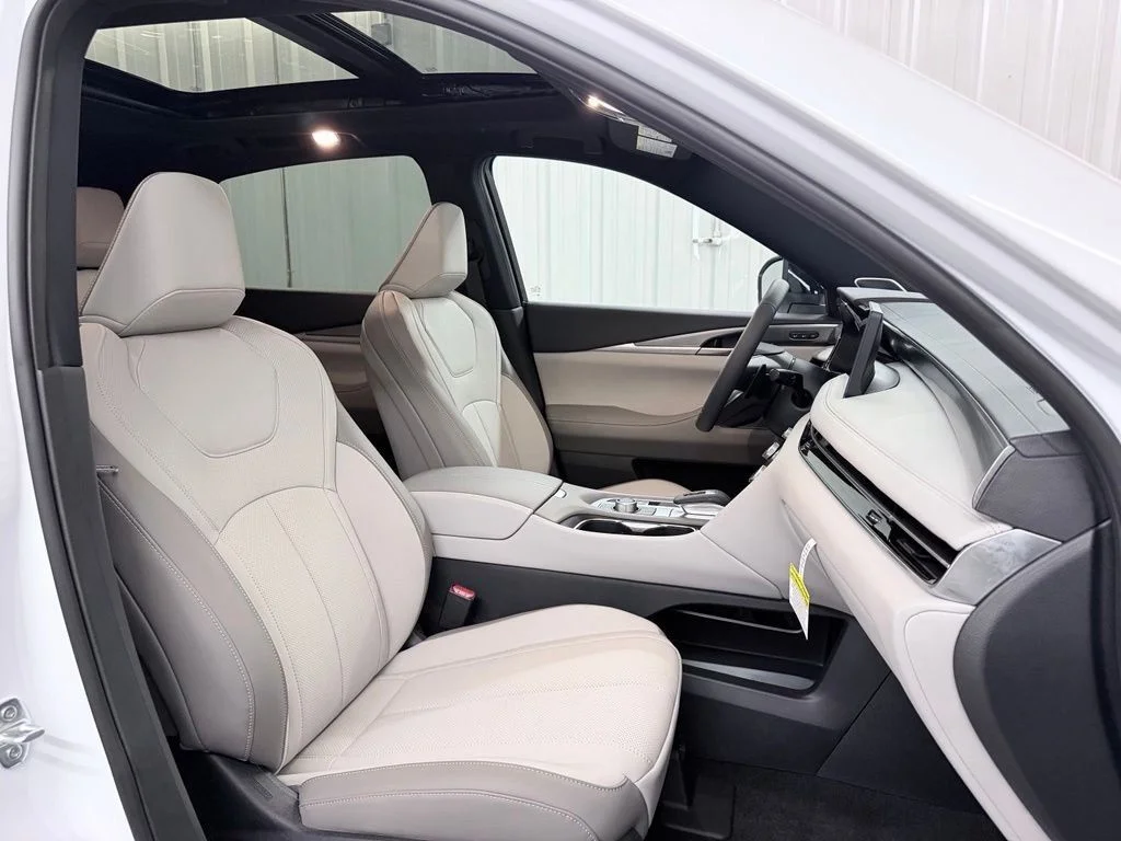 New 2027 RADIANT WHITE INFINITI Luxe AWD image 45