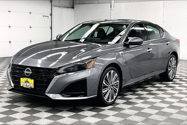 Used 2024 Gun Metallic Nissan Platinum image 12