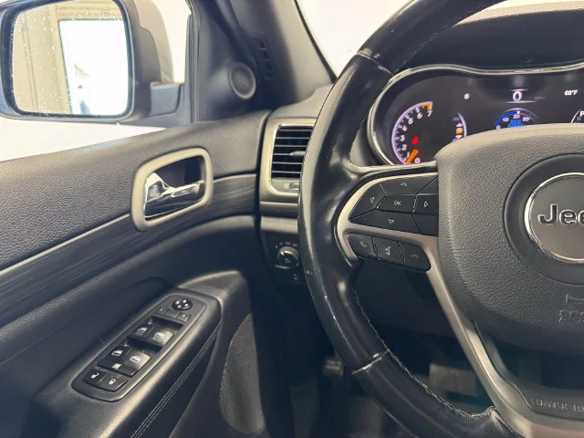 Used 2020 Billet Silver Metallic Clearcoat Jeep Laredo E image 24