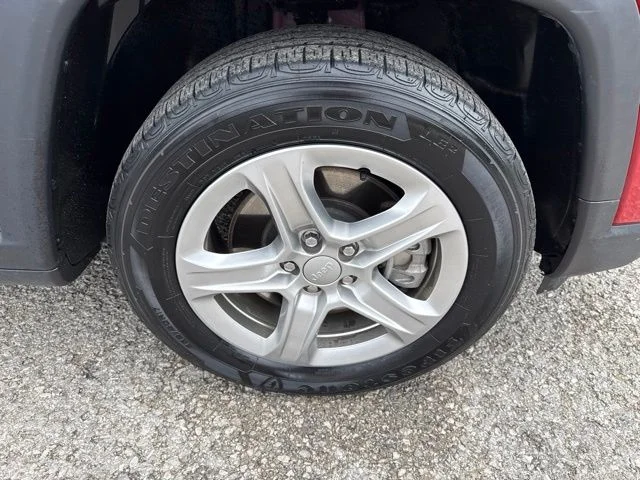 Used 2024  Jeep Latitude image 12