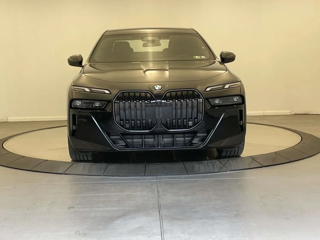 2025 BMW 7 Series 760i - Photo 8