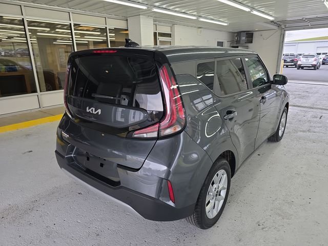 Used 2025  Kia LX image 5