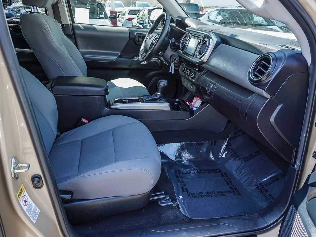 Used 2017  Toyota SR5 image 12