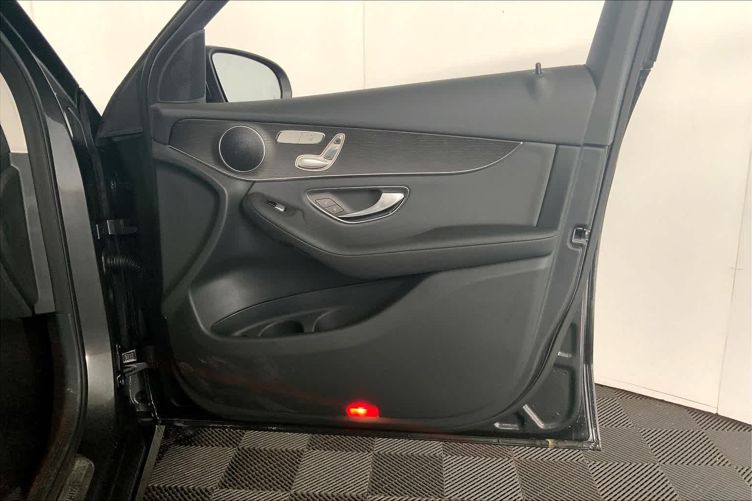 Used 2021 Graphite Grey Metallic Mercedes-Benz GLC 300 image 23