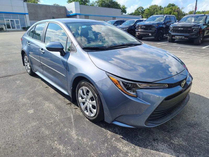 Used 2025  Toyota LE image 3