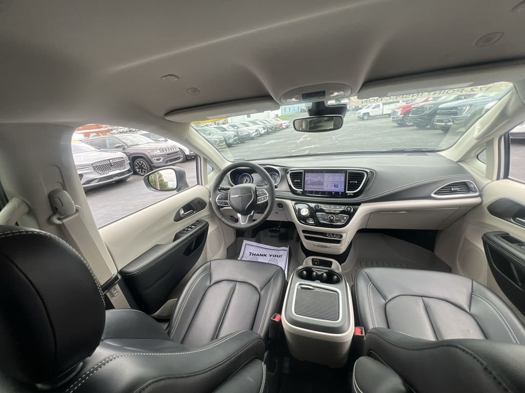 Used 2023 Silver Chrysler Touring L image 10