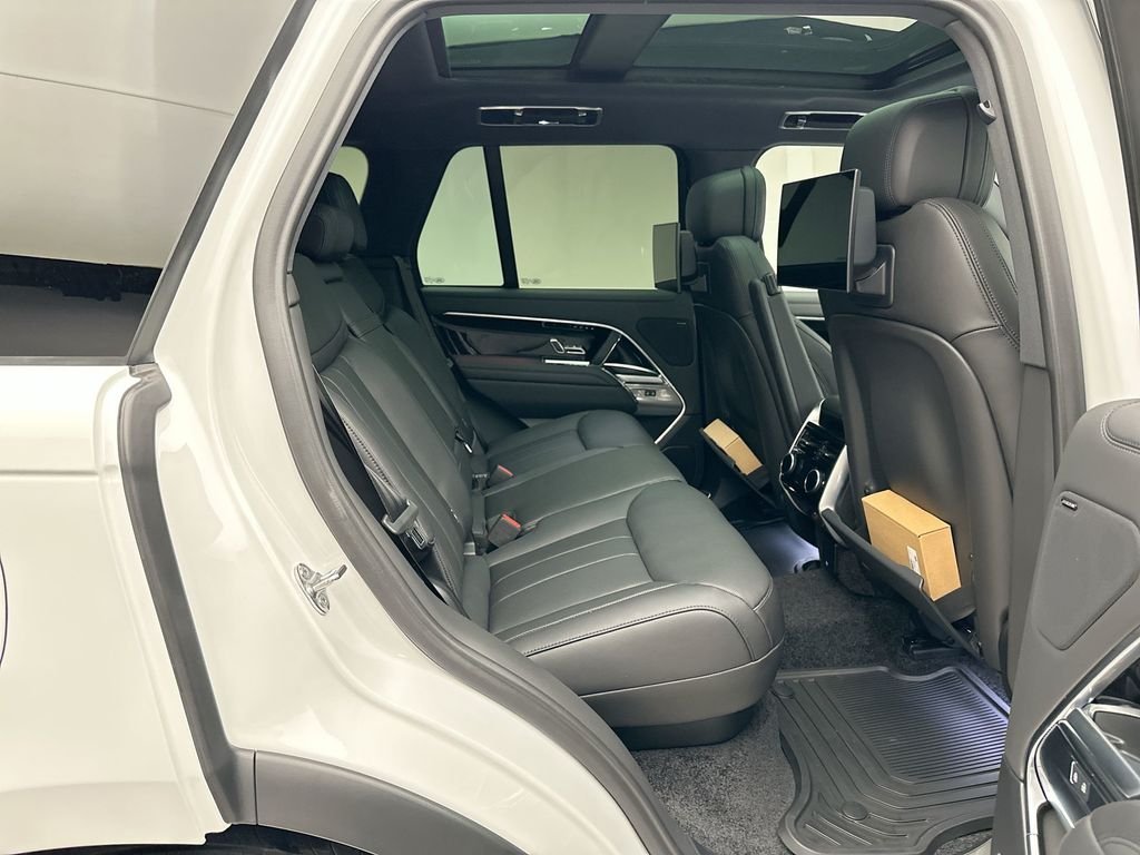 Used 2025  Land Rover SE image 5
