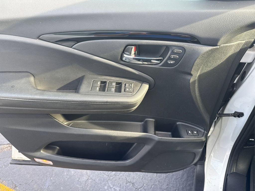 Used 2019 White Diamond Pearl Honda Touring image 17