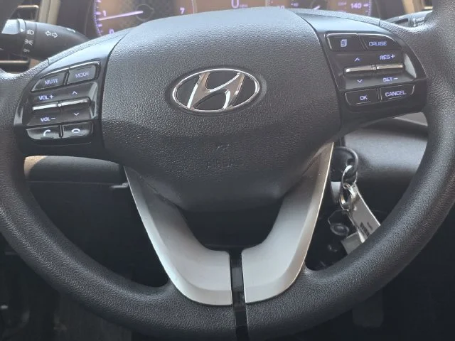Used 2020 White Hyundai SE image 27