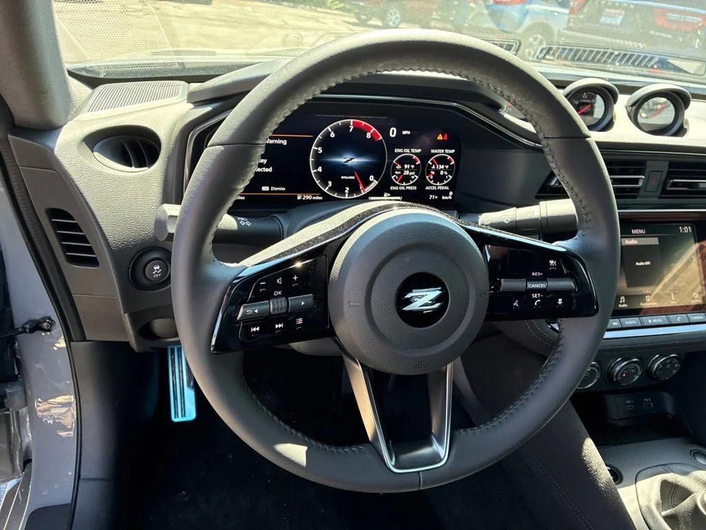 New 2026 Boulder Gray Pearl / Super Black Two-tone Nissan Sport image 15