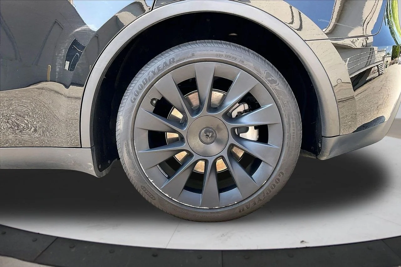 Used 2022  Tesla Long Range image 37