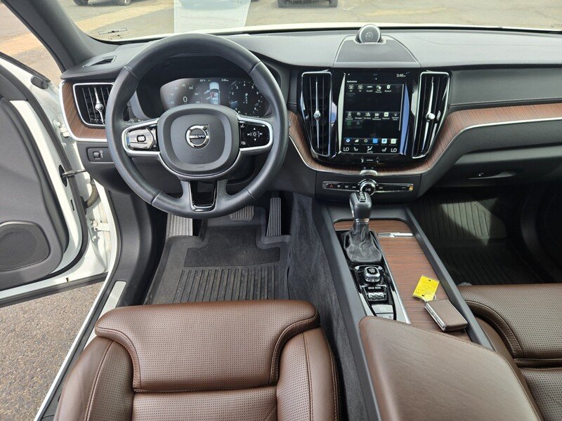 Used 2019 White Volvo T6 Inscription image 10