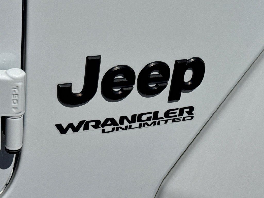 Used 2022 White Jeep Unlimited Sahara Altitude image 8