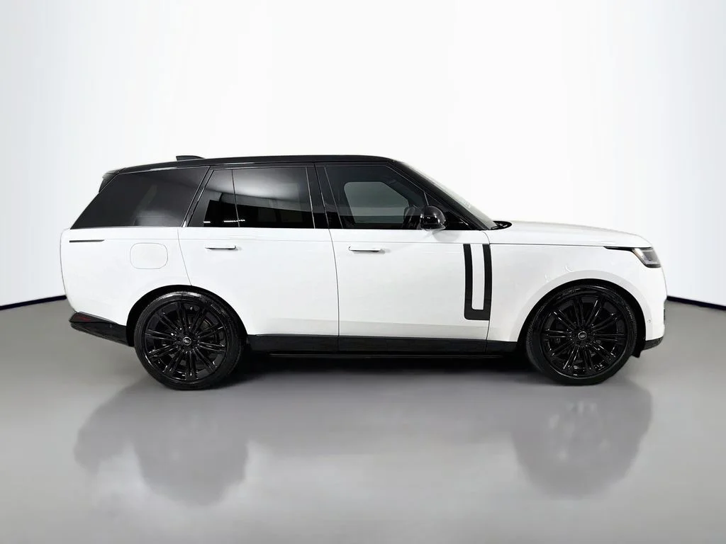 Used 2025 White Land Rover SE image 4