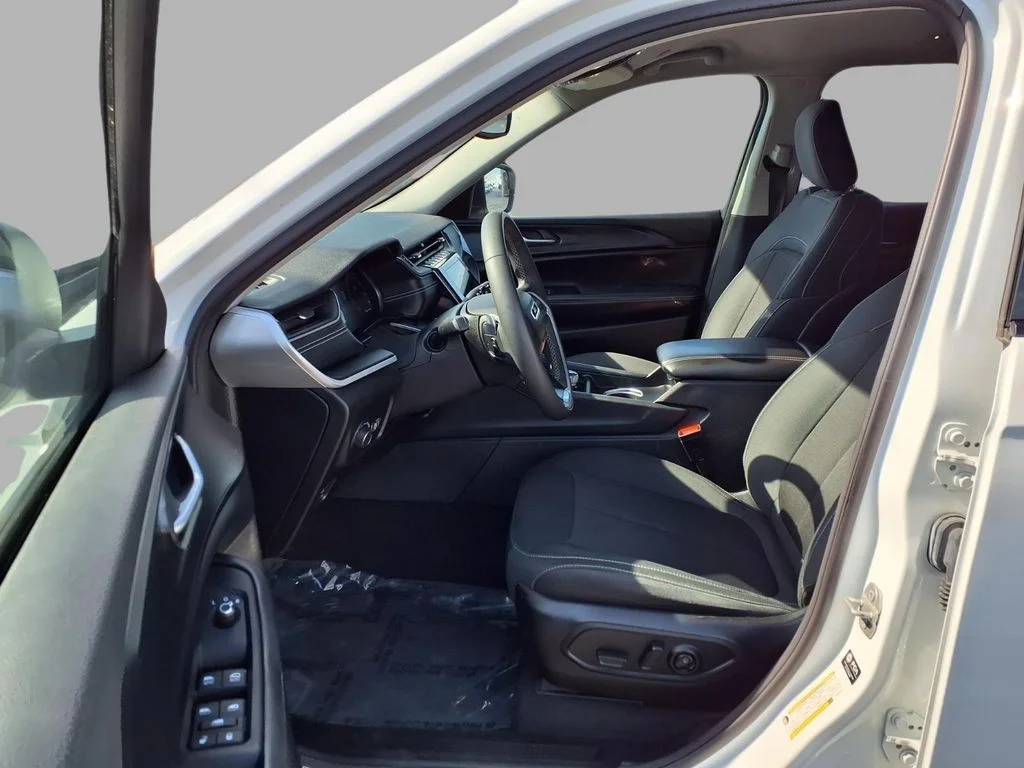 Used 2023 White/off-white Jeep Laredo image 22