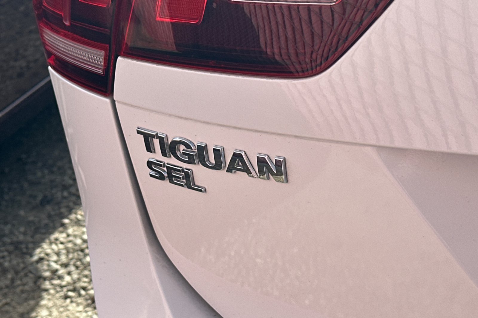 Used 2018 White Volkswagen SEL Premium image 7