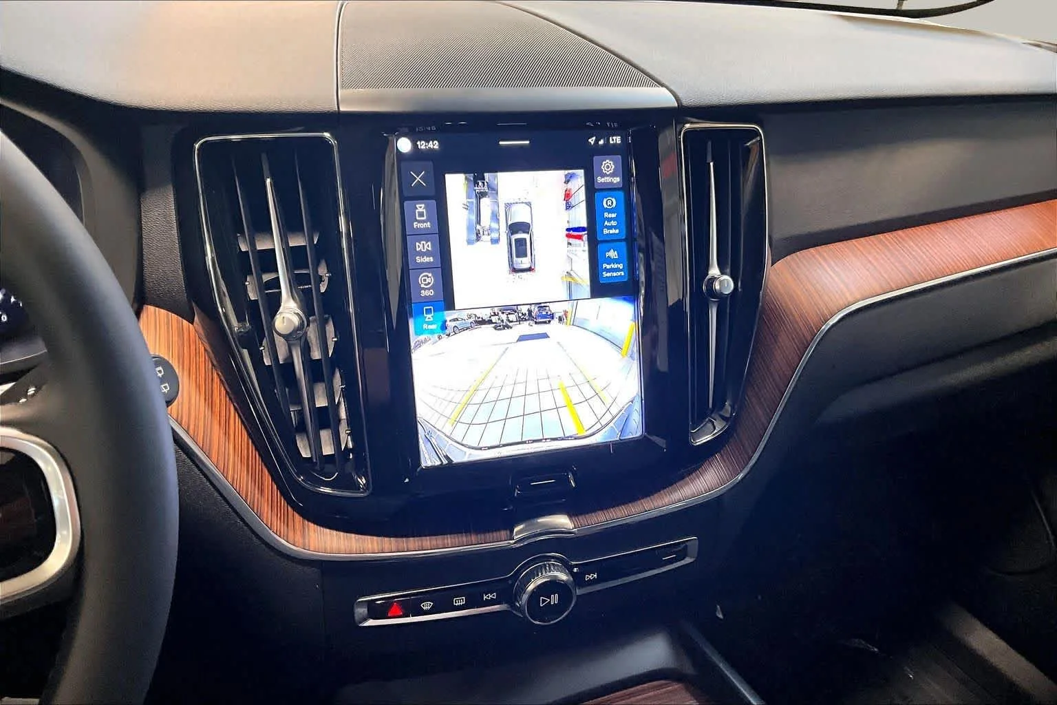 Used 2024 Onyx Black Metallic Volvo Plus Dark Theme image 28