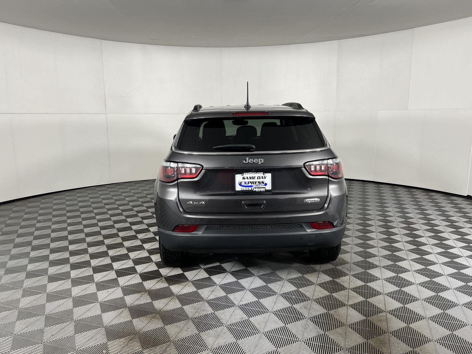 Used 2022 Granite Crystal Metallic Clearcoat Jeep Latitude image 5