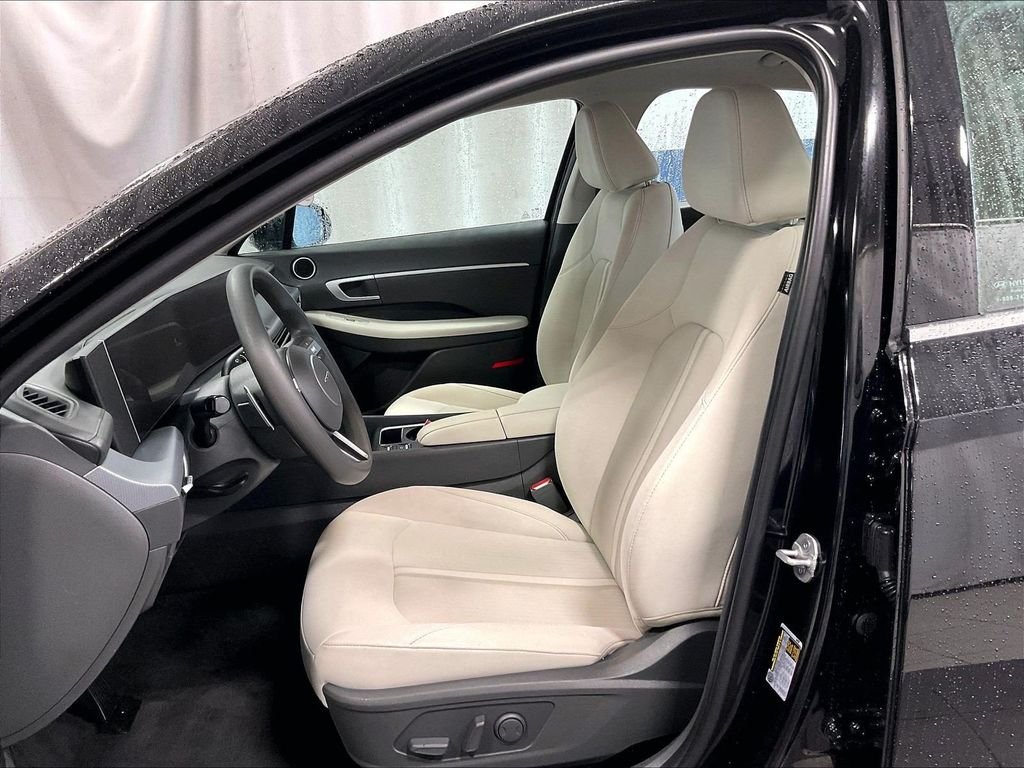 Used 2025 Black Hyundai SEL image 10