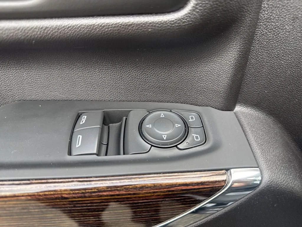 Used 2025 Onyx Black GMC SLE image 30
