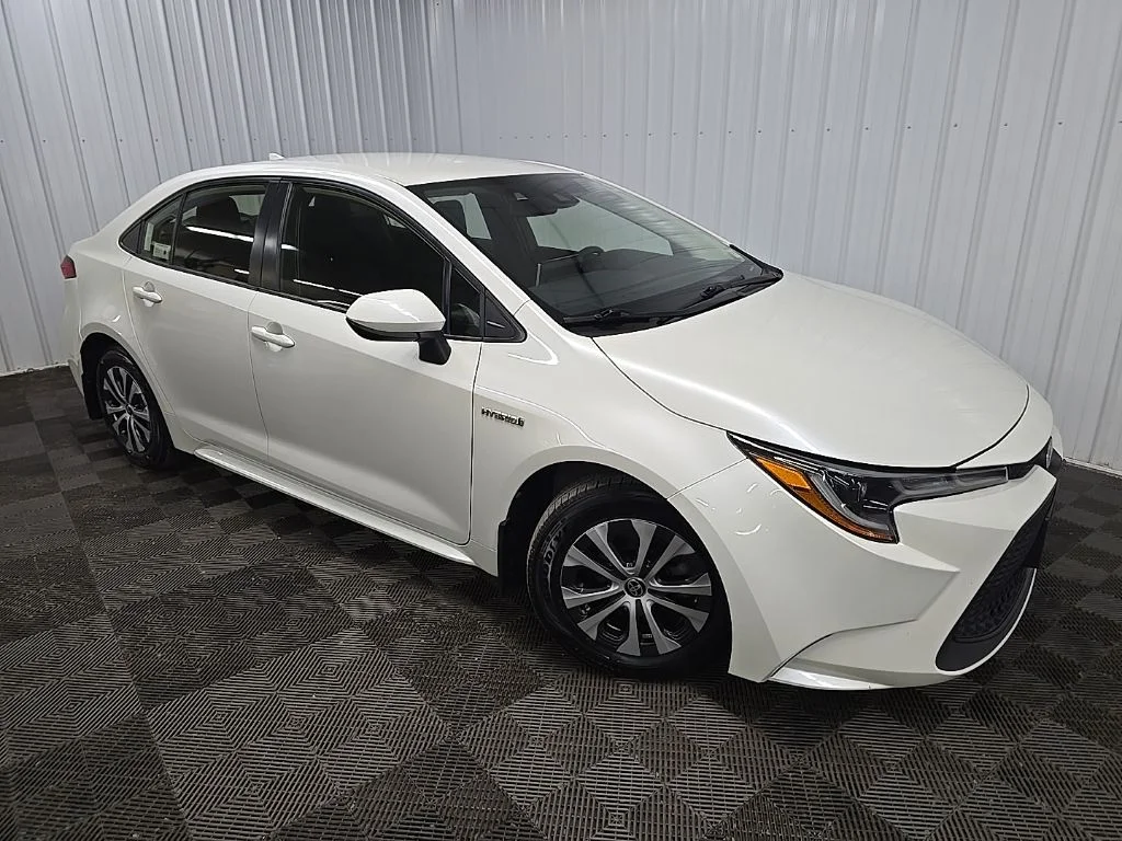 Used 2020 White Toyota LE image 7
