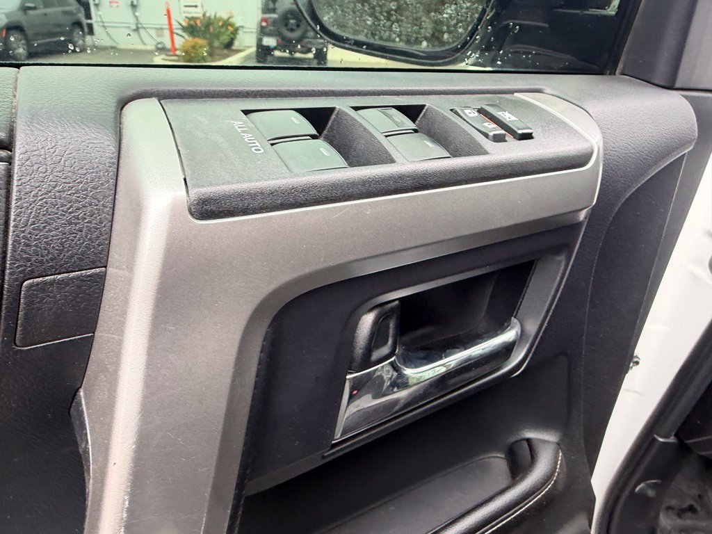 Used 2015 White Toyota SR5 image 17