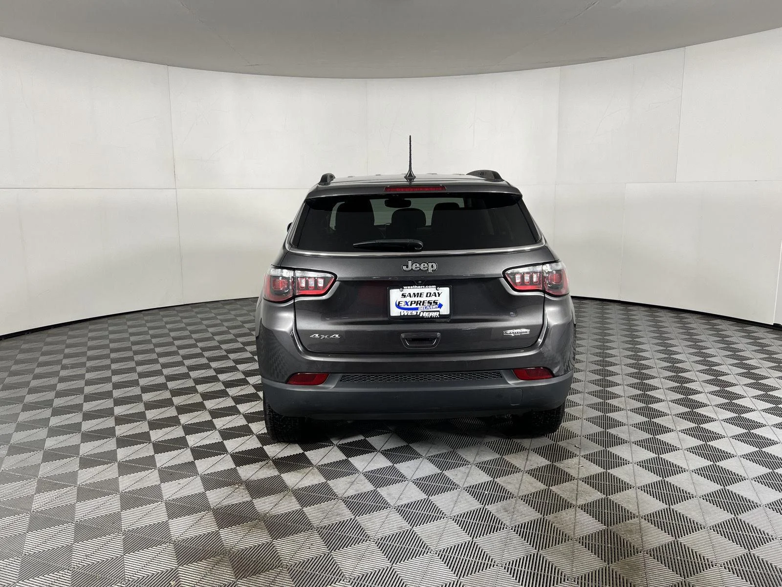 Used 2022 Granite Crystal Metallic Clearcoat Jeep Latitude image 5