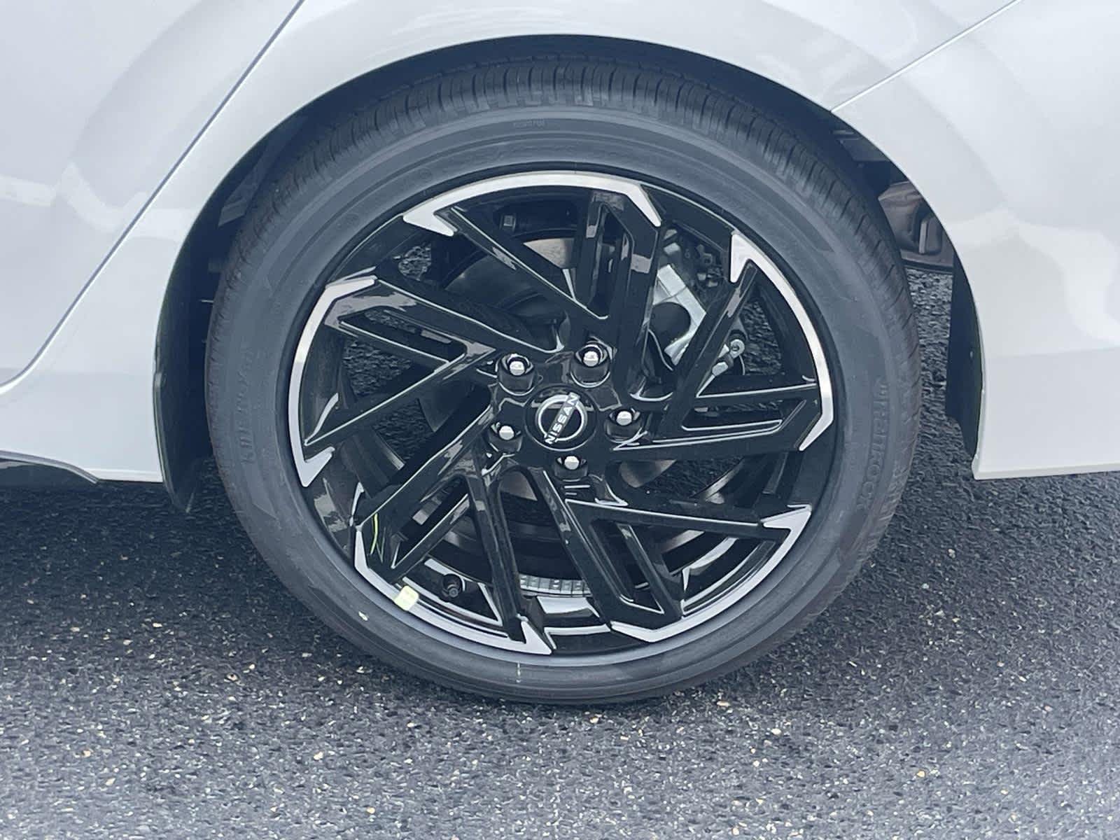 New 2026 Aspen White Tricoat/Super Black Nissan SR image 16