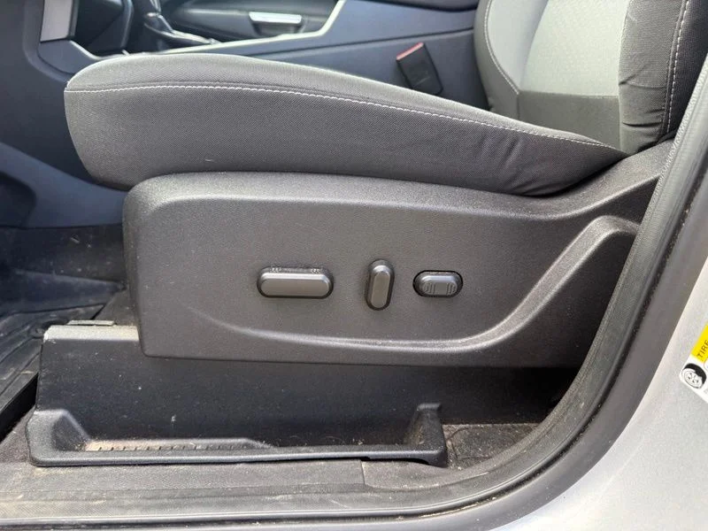 Used 2018 Silver Ford SE image 4
