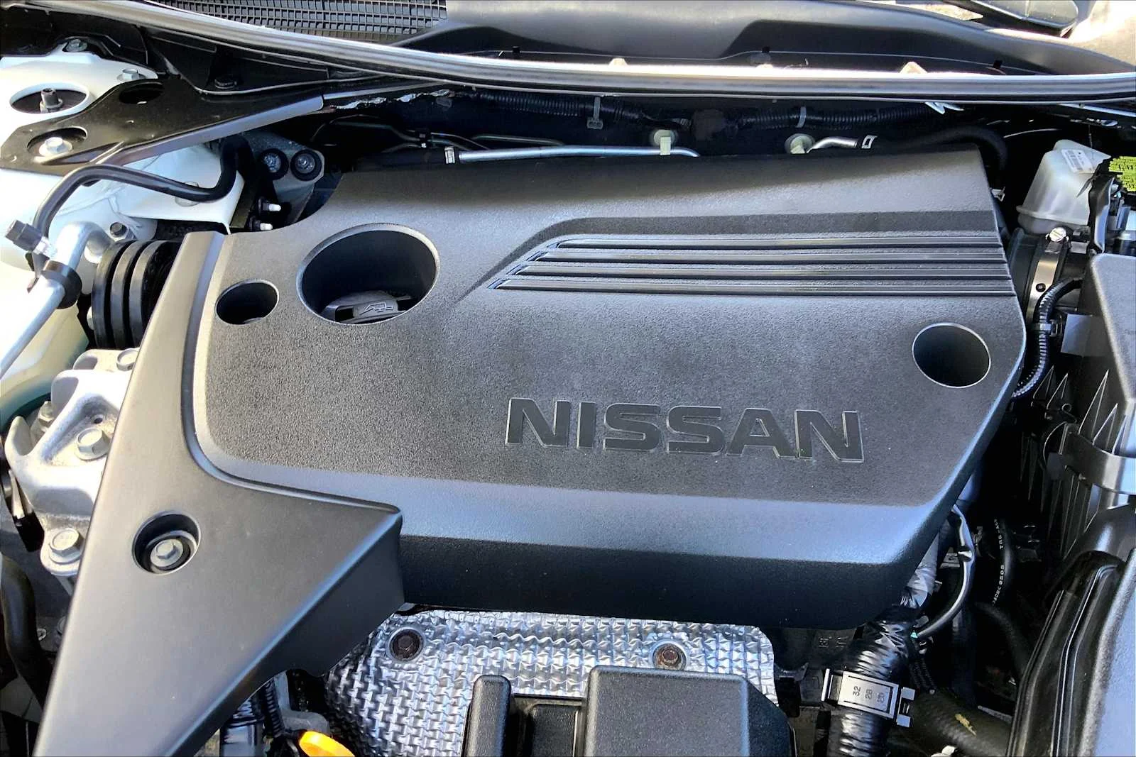 Used 2018 Glacier White Nissan 2.5 S image 28