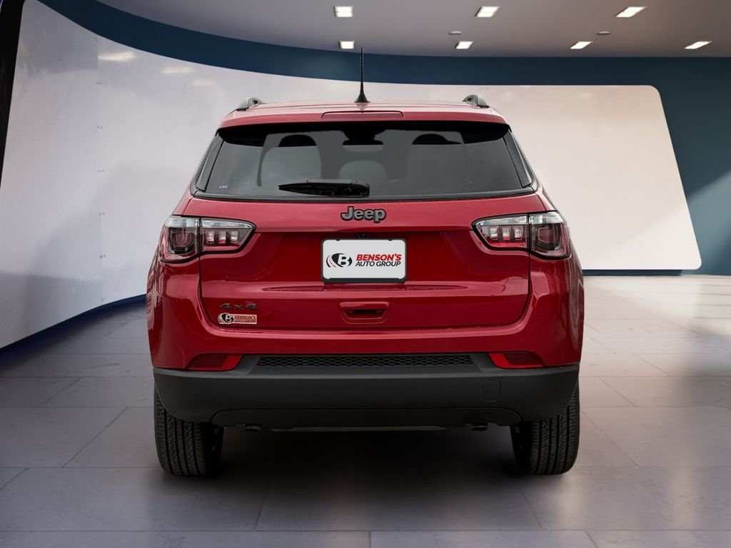New 2026 Red Hot Pearl-Coat Exterior Paint Jeep Latitude image 4