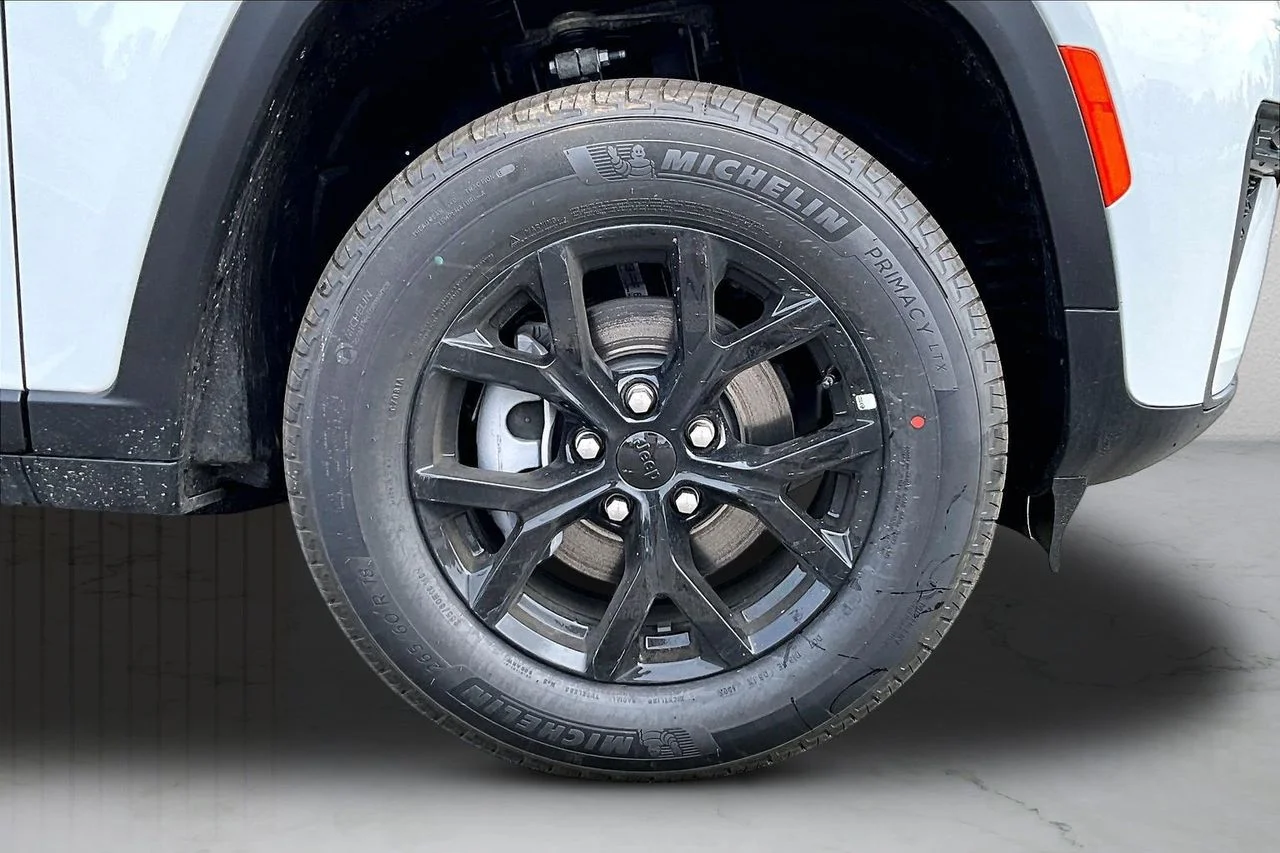 New 2026 Bright White Clear-Coat Exterior Paint Jeep Altitude image 33