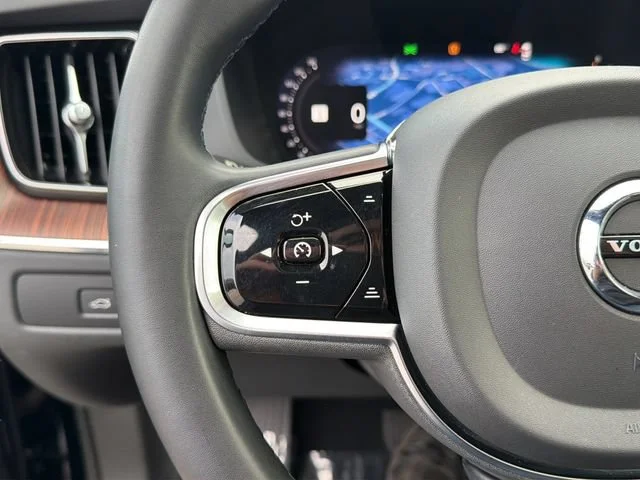 Used 2023  Volvo Plus Bright Theme image 22