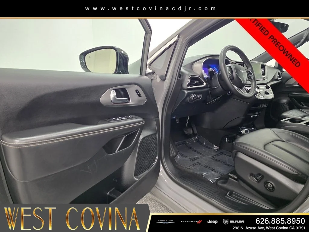 Used 2025 White Chrysler Select image 16