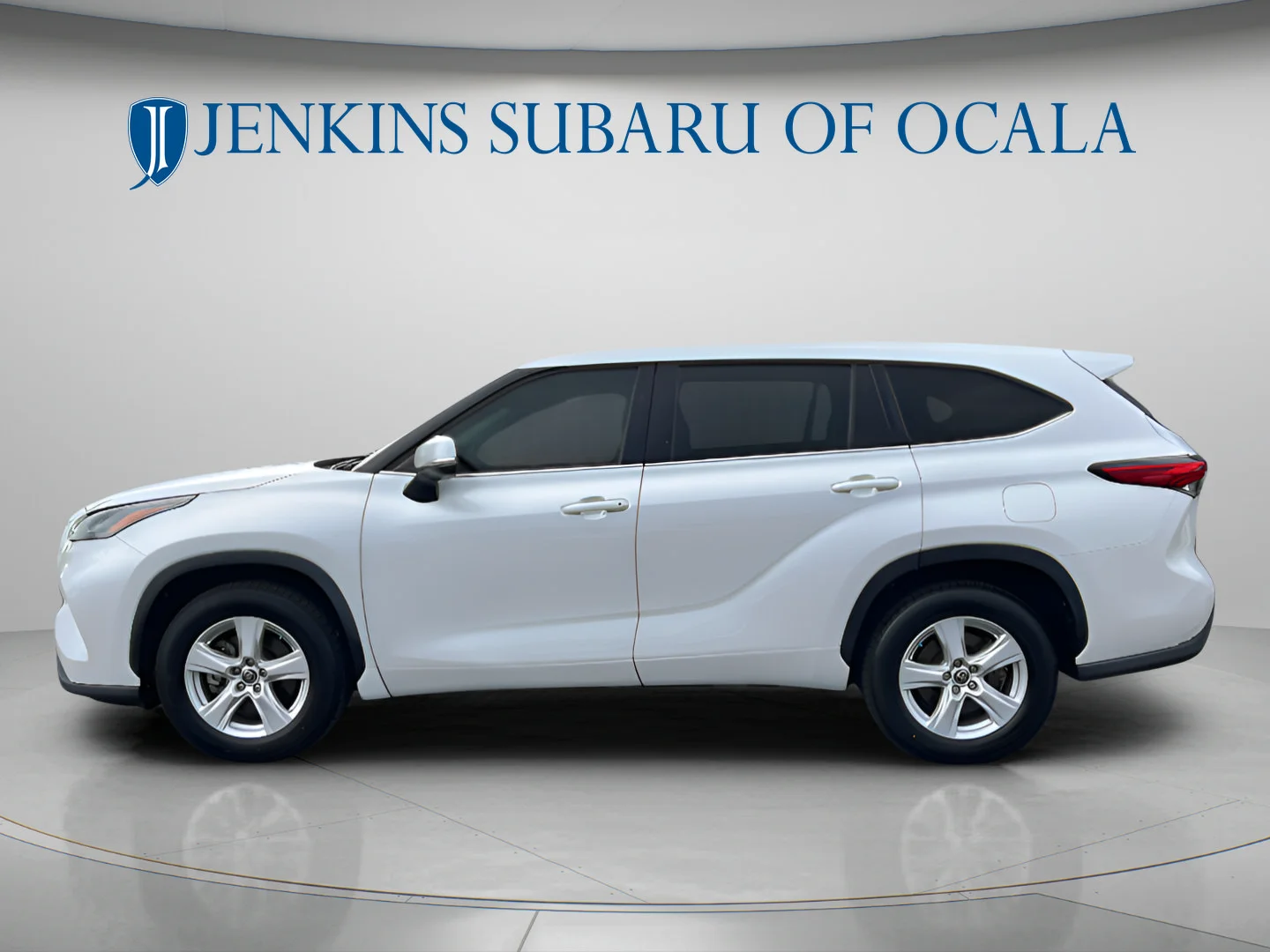Used 2022 Pearl Toyota Hybrid LE image 6