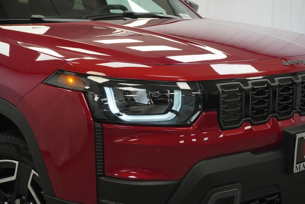 New 2026 Red Hot Pearl-Coat Exterior Paint Jeep Limited image 5