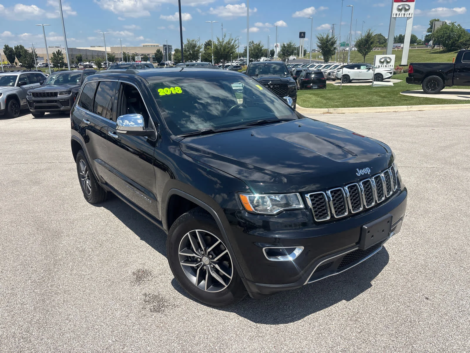 Used 2018 Diamond Black Crystal Pearlcoat Jeep Limited image 3