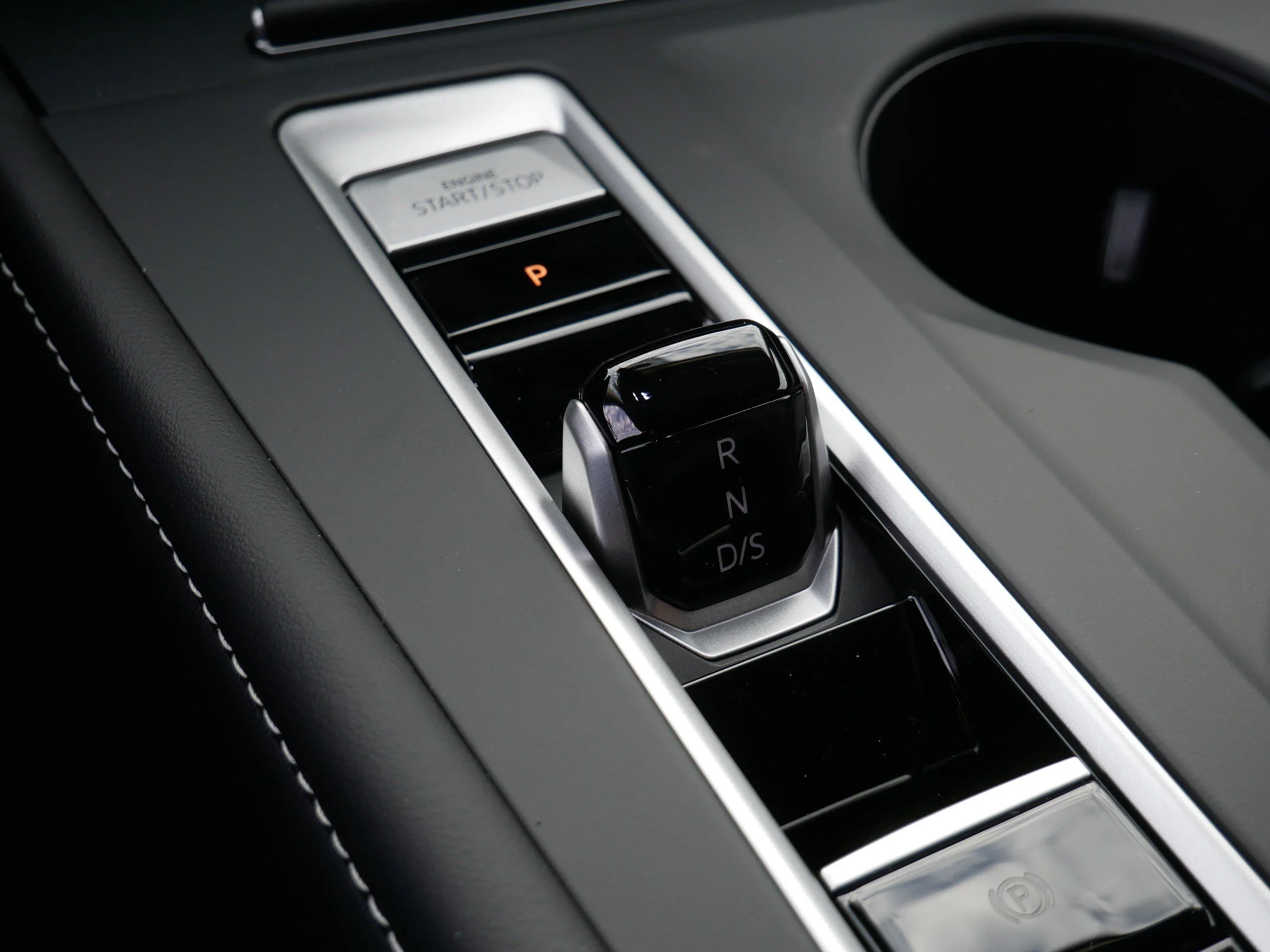 New 2026 Deep Black Pearl Volkswagen 2.0T SE image 9