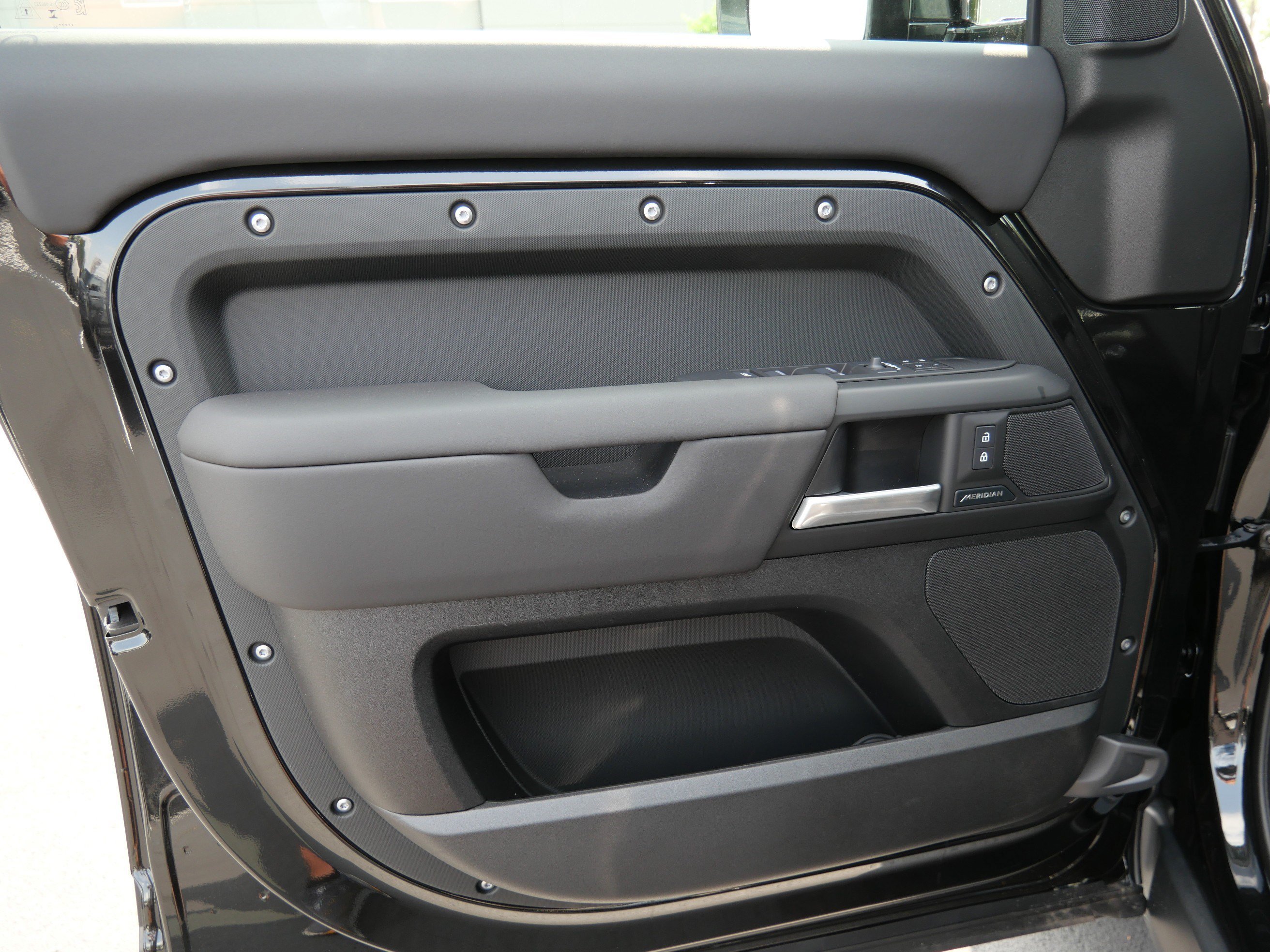 New 2026 Santorini Black Land Rover S image 4
