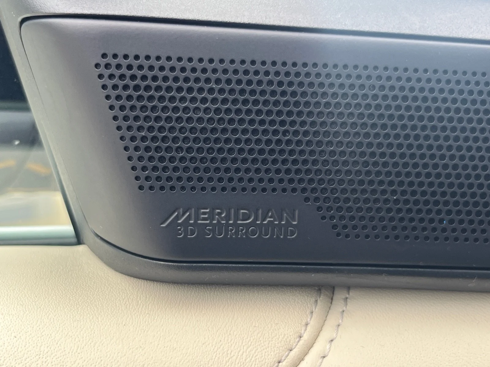 Used 2022 Fuji White Land Rover SE AWD image 31